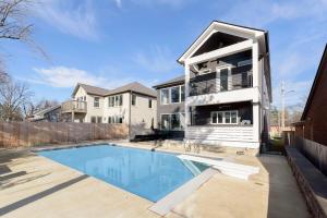una casa con piscina delante de una casa en Indy Pool Home, en Indianápolis