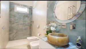 a bathroom with a bowl sink and a mirror at Casa MILLY in Olbia
