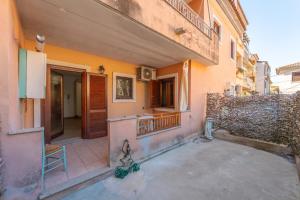 an empty courtyard of a building with a balcony at casa laura in Olbia