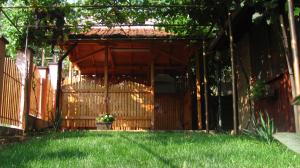 uma entrada em madeira para uma casa com uma cerca em Guesthouse Elena em Belogradchik
