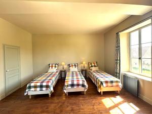 Ένα ή περισσότερα κρεβάτια σε δωμάτιο στο La Ferme du Château de Grisy - Piscine - Calme - Jeux +11 φωτογραφίες