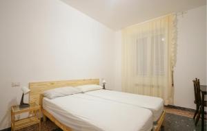 Ένα ή περισσότερα κρεβάτια σε δωμάτιο στο 2 Bedroom Cozy Apartment In Savona