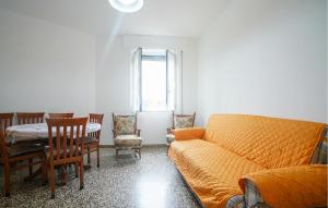 Χώρος καθιστικού στο 2 Bedroom Cozy Apartment In Savona
