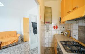 Η κουζίνα ή μικρή κουζίνα στο 2 Bedroom Cozy Apartment In Savona +10 φωτογραφίες