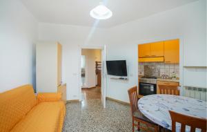 Η κουζίνα ή μικρή κουζίνα στο 2 Bedroom Cozy Apartment In Savona