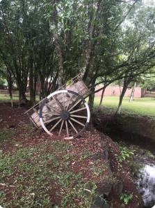 Taman di luar Complejo Recreativo FAYJA