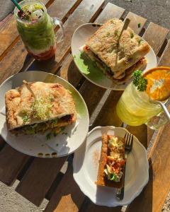 drie borden eten op een houten tafel bij Cosy Footscray Studio - 2 Guests in Melbourne +9 foto's