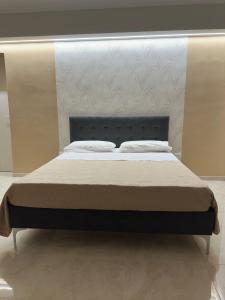 a bed with two pillows on it in a room at Zia Lisa Home in CTA