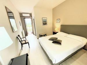1 dormitorio con cama y ordenador portátil en Luxury Villa in Spello, Private Pool, Spa, Restaurant, sleeps 54 inc 18 children, en Spello 61 fotos más