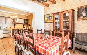 a kitchen and a dining room with a table and chairs at Cas Cuni in Felanitx