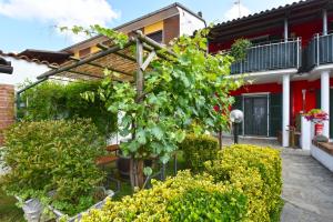 a garden in front of a house with bushes at CASA APPARTAMENTO VACANZE La fermata delle rondini in Castello di Annone +16 photos