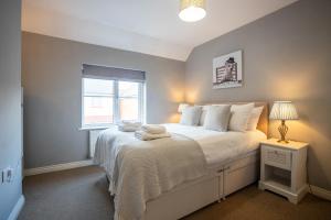 Postel nebo postele na pokoji v ubytování Saxon Coach House - Hereford - By RentMyHouse