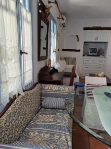 una sala de estar con un sofá y una mesa en Serifos house, en Serifos Chora