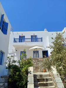 Casa blanca con escalera y sombrilla en Serifos house, en Serifos Chora 28 fotos más