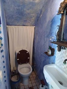 Un baño pequeño con inodoro y lavabo. en Serifos house, en Serifos Chora