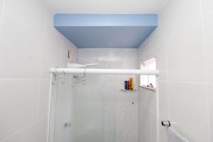 y baño con ducha y techo azul. en Suíte Marajó, en Belém