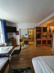 a room with two beds and a kitchen at Pension & Ferienwohnungen Richter in Gerwisch