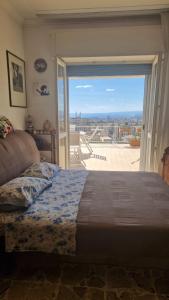 Un dormitorio con una cama y una gran puerta corrediza de vidrio. en Top Floor Aparthotel Bentivoglio 3, en Catania