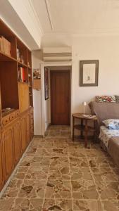 una sala de estar con un sofá y una mesa en Top Floor Aparthotel Bentivoglio 3, en Catania
