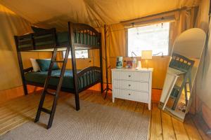 Postel nebo postele na pokoji v ubytování Lake Livingston's Cozy Waterfront Retreat