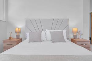 Ένα ή περισσότερα κρεβάτια σε δωμάτιο στο Charming Mill Hill Retreat with Free Parking