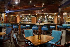 Ο χώρος του lounge ή του μπαρ στο Beach Rotana - Abu Dhabi +30 φωτογραφίες