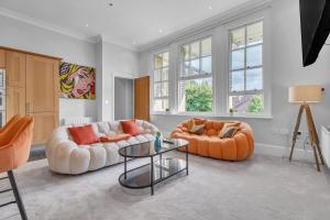 Χώρος καθιστικού στο Charming Mill Hill Retreat with Free Parking