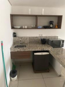 kuchnia ze zlewem i blatem w obiekcie FLAT 134 - Imperial Flat Tambaú Nobile, beira-mar em João Pessoa w mieście João Pessoa