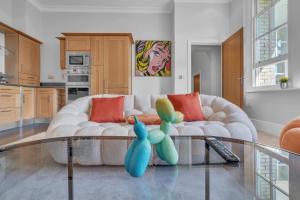 Η κουζίνα ή μικρή κουζίνα στο Charming Mill Hill Retreat with Free Parking