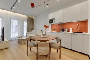 Η κουζίνα ή μικρή κουζίνα στο GRANO APARTMENTS Gdańsk Granaria +115 φωτογραφίες