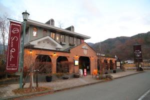 富士河口湖町にあるFUJI TIME TRAVELER Branridge Morino Aの通り沿いにある建物