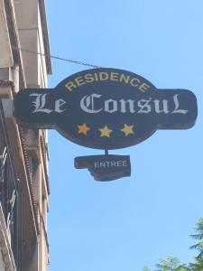a sign for a restaurant on the side of a building at Hôtel Résidence Le Consul in Tunis