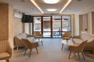 a waiting room at a hospital with chairs and tables at Tarnovka - Guest Rooms in Veliko Tŭrnovo