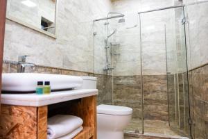 Ванная комната в Grand Boutique Hotel +18 фотографий