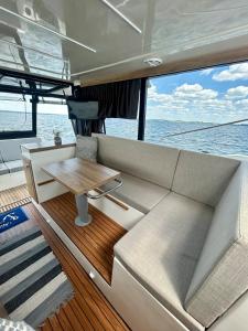 Χώρος καθιστικού στο Yacht Bona via