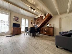 un salon avec un canapé, une table et des chaises dans l'établissement Maison 3 pièces au cœur de Saint-Pierre d’Oléron, 6 couchages - FR-1-246A-359, à Saint-Pierre-dʼOléron