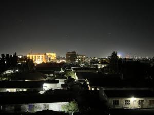 ダル・エス・サラームにあるEverlasting staysの建物が並ぶ夜の街の景色