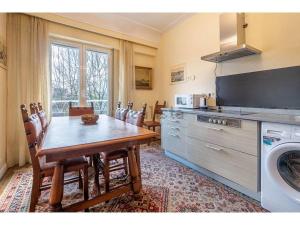 Η κουζίνα ή μικρή κουζίνα στο Spacious Independent bright and with views