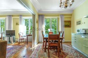 Η κουζίνα ή μικρή κουζίνα στο Spacious Independent bright and with views