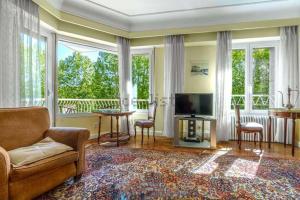 Χώρος καθιστικού στο Spacious Independent bright and with views