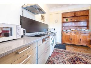 Η κουζίνα ή μικρή κουζίνα στο Spacious Independent bright and with views