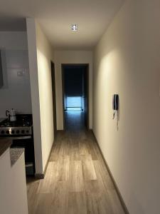 un pasillo que conduce a una cocina con un pasillo en B953 General Roca, en General Roca