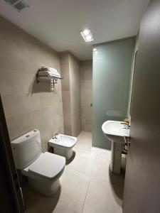 un baño con inodoro y lavabo en B953 General Roca, en General Roca