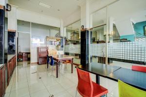 a dining room with a table and chairs at Hotel O Depok near Bhayangkara BRIMOB Hospital Formerly Hotel Mutiara Kelapa Dua Depok in Depok