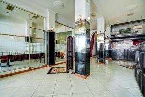 a store hallway with glass windows and a floor at Hotel O Depok near Bhayangkara BRIMOB Hospital Formerly Hotel Mutiara Kelapa Dua Depok in Depok