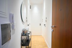 Un pasillo con un televisor y un espejo en la pared. en Boutique Suites - Palazzo Crati 1800, en Cosenza