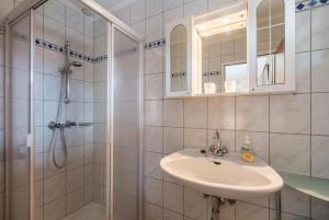 A bathroom at Gästehaus - Doris - Wenzl