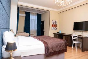 Кровать или кровати в номере Grand Boutique Hotel