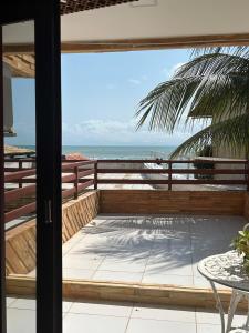 uma varanda com vista para o oceano em Pipa's Bay Apartamento - Sea View em Pipa