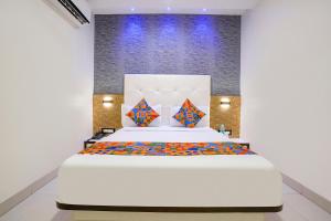 Postel nebo postele na pokoji v ubytování FabHotel Golden Star